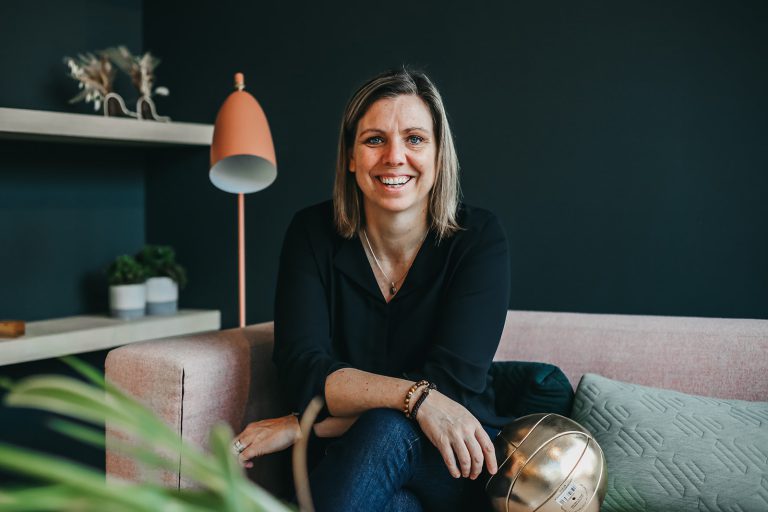 Liesbet Van Breedam zittend met achtergrond.