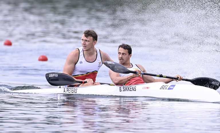 Bram Sikkens samen met Artuur Peters in een kajak dubbel.
